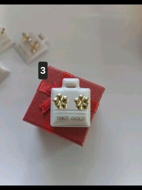 10KT Gold Flower Stud Earrings - Yellow Gold